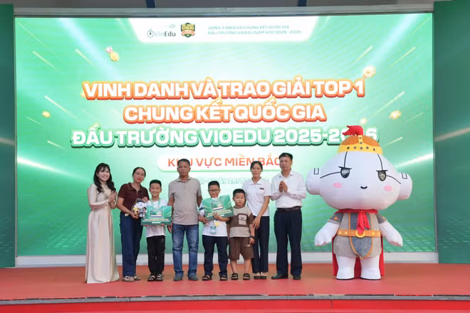 Các thí sinh đạt top 1 toàn quốc được vinh danh tại miền bắc. Ảnh: Ban tổ chức.