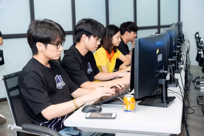 Các thí sinh tham gia Cuộc thi Sinh viên An ninh mạng 2025 tại một điểm thi.