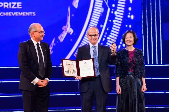 GS Omar M. Yaghi đã giành giải Đặc biệt dành cho nhà khoa học nghiên cứu về lĩnh vực mới của Giải thưởng VinFuture 2021.