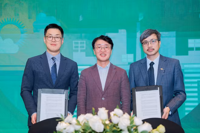 Ông Jinki Ham - CEO Glassdome, ông An KwangHyun - Chủ tịch Trung tâm Sản xuất thông minh Hàn Quốc (KOSMO) và ông Nguyễn Quốc Đông, Giám đốc Sản xuất FPT Software, Tập đoàn FPT (từ trái sang).