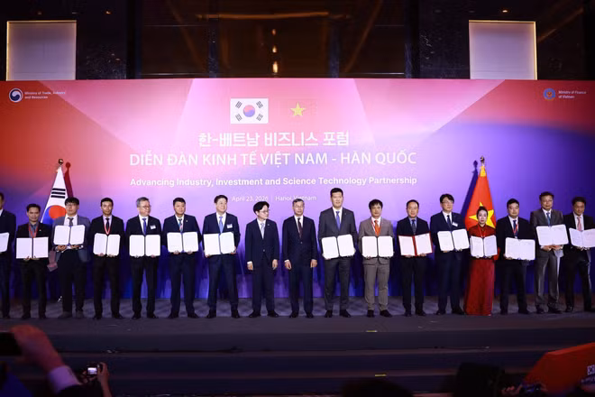Ông Nguyễn Văn Khoa - Tổng giám đốc Tập đoàn FPT (thứ 7 từ phải sang) ký thỏa thuận hợp tác giữa FPT và doanh nghiệp Hàn Quốc.