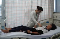 Nhân viên Bệnh viện đa khoa Vũng Tàu theo dõi một bệnh nhân ngộ độc nghi do ăn bánh mì ở đường Đồ Chiểu, phường Vũng Tàu. 