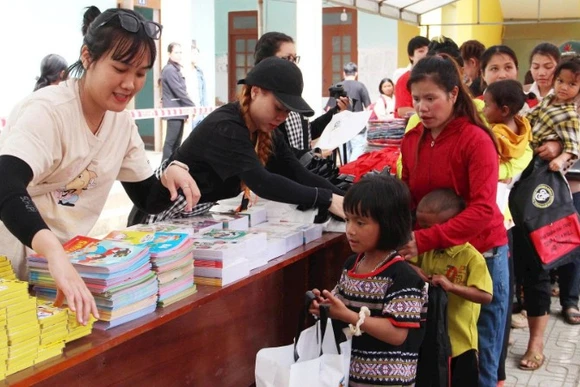 Các em học sinh nhỏ nhận đủ đồ dùng cho năm học mới tại “Siêu thị miền núi”.