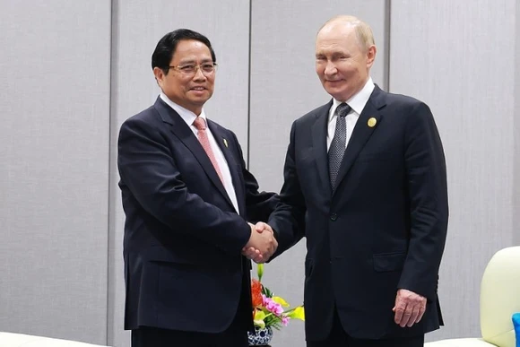 Thủ tướng Phạm Minh Chính gặp Tổng thống Nga Vladimir Putin. (Ảnh: TTXVN)