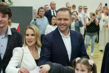 Ông Karol Nawrocki (giữa) bỏ phiếu bầu Tổng thống vòng hai tại điểm bầu cử ở Warsaw, Ba Lan, ngày 1/6/2025. (Ảnh: PAP/TTXVN)