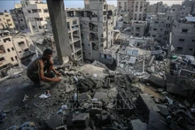 Những tòa nhà bị phá hủy sau các cuộc không kích của Israel xuống Gaza. (Ảnh: THX/TTXVN)
