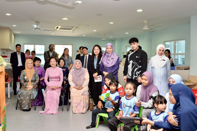 Bà Nguyễn Thị Thanh Nga, Phu nhân Chủ tịch Quốc hội và Phu nhân Chủ tịch Hạ viện Malaysia đến thăm Trung tâm can thiệp và giáo dục ban đầu hỗ trợ trẻ em tự kỷ.