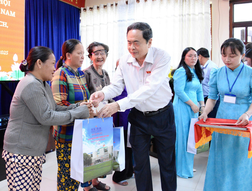 Chủ tịch Quốc hội trao quà tặng các gia đình chính sách, người có công và trẻ em có hoàn cảnh khó khăn bà con đồng bào dân tộc thiểu số tại địa phương.
