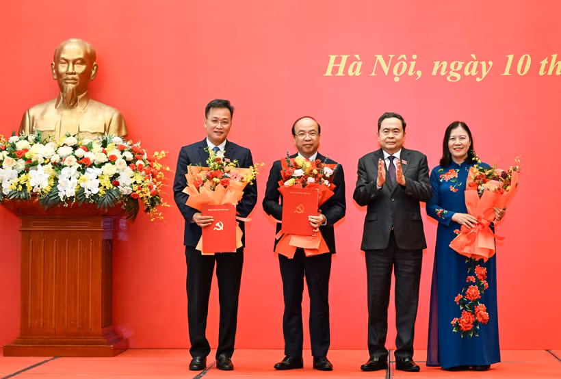 Bí thư Đảng ủy Quốc hội, Chủ tịch Quốc hội Trần Thanh Mẫn trao Quyết định của Đảng ủy Quốc hội về việc chỉ định Bí thư Đảng ủy Kiểm toán Nhà nước; Bí thư Đảng ủy Ủy ban Dân nguyện và Giám sát; Bí thư Đảng ủy Ủy ban Pháp luật và Tư pháp nhiệm kỳ 2025-2030. (Ảnh: DUY LINH)