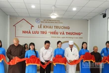 Lãnh đạo Sở Y tế tỉnh Khánh Hòa cùng lãnh đạo Bệnh viện đa khoa Ninh Thuận và đại diện nhà tài trợ cắt băng khai trương công trình Nhà lưu trú "Hiểu và Thương".
