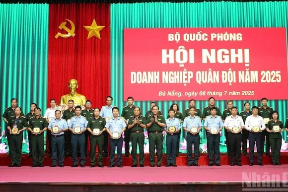 Thủ trưởng Bộ Quốc phòng tặng biểu trưng cho các doanh nghiệp xếp loại A 5 năm liền. (Ảnh: ĐÌNH TĂNG)