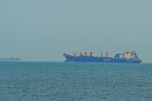 Tàu thương mại neo ngoài khơi Dubai, Các tiểu vương quốc Arab thống nhất, khi hoạt động hàng hải bị gián đoạn tại eo biển Hormuz, ngày 2/3/2026. Ảnh: AA/TTXVN