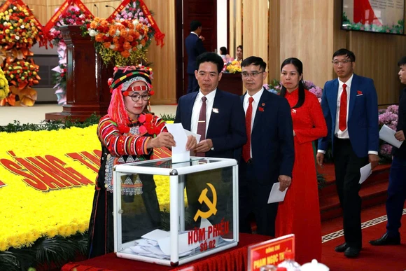 Bỏ phiếu bầu Ban Chấp hành khóa mới tại Đại hội đại biểu lần thứ XV Đảng bộ tỉnh Lai Châu, nhiệm kỳ 2025-2030. Ảnh | TRẦN TUẤN