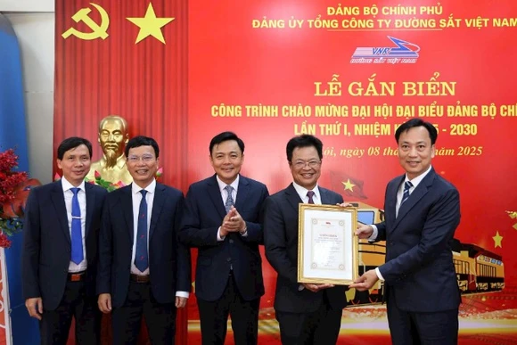 Trao quyết định của Ban Thường vụ Đảng ủy Chính phủ công nhận công trình chào mừng Đại hội đại biểu Đảng bộ Chính phủ lần thứ I cho đại diện Đảng ủy Tổng công ty Đường sắt Việt Nam.