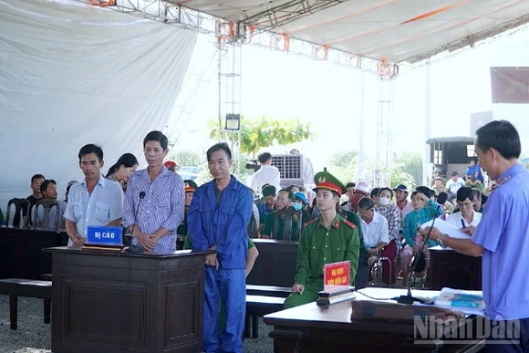 Tòa án nhân dân tỉnh Cà Mau xét xử lưu động nhóm bị cáo “Tổ chức cho người khác xuất cảnh trái phép”.