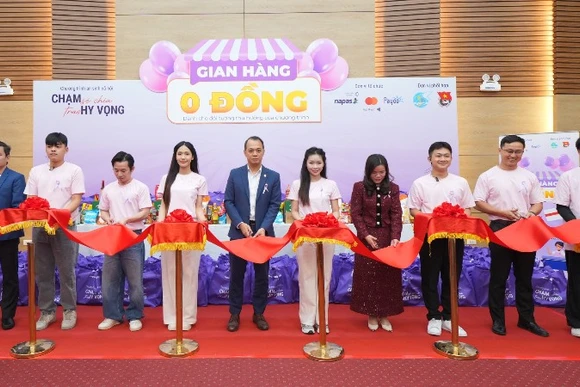Các đại biểu cắt băng khai trương “Gian hàng 0 đồng”. 