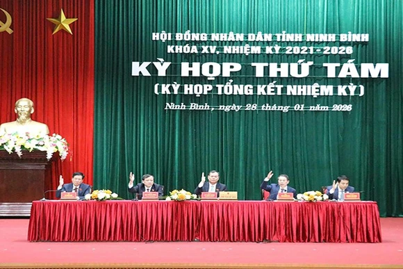 Các đồng chí Chủ tọa điều hành kỳ họp.