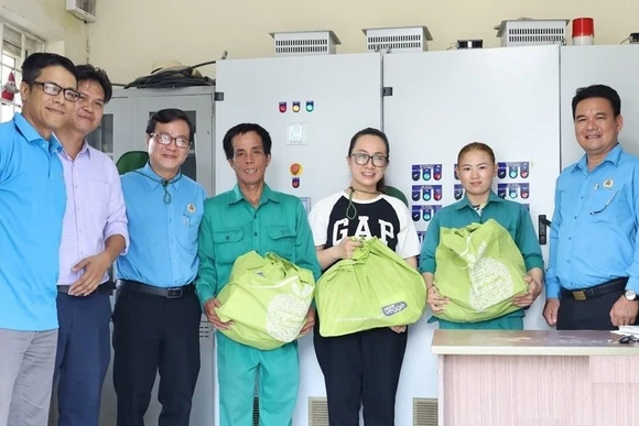Đại diện công đoàn tại Thành phố Hồ Chí Minh thăm, tặng quà cá nhân có hoàn cảnh khó khăn. (Ảnh Hồng Giang)