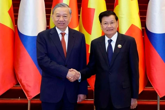 Tổng Bí thư Tô Lâm và Tổng Bí thư, Chủ tịch nước Lào Thongloun Sisoulith đồng chủ trì Cuộc gặp cấp cao giữa Đảng Cộng sản Việt Nam và Đảng Nhân dân Cách mạng Lào. (Ảnh: TTXVN)