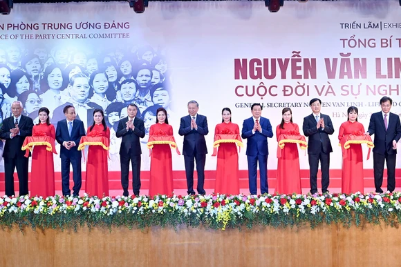 Tổng Bí thư Tô Lâm, các đồng chí lãnh đạo Đảng, Nhà nước và các đại biểu cắt băng khai mạc Triển lãm “Tổng Bí thư Nguyễn Văn Linh - Cuộc đời và sự nghiệp”. (Ảnh: ĐĂNG KHOA)