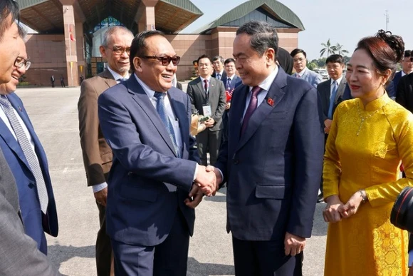 Chủ tịch Thượng viện Malaysia Dato' Awang Bemee Awang Ali Basah tiễn Chủ tịch Quốc hội Trần Thanh Mẫn và Phu nhân. (Ảnh: TTXVN) 