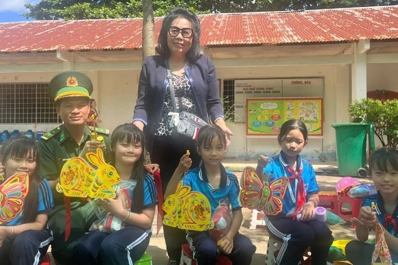 Anh hùng Lao động Dương Tú Trinh, đảng viên 30 năm tuổi Đảng (Đảng bộ phường Diên Hồng) tặng quà Trung thu cho các em thiếu nhi tỉnh Tây Ninh.