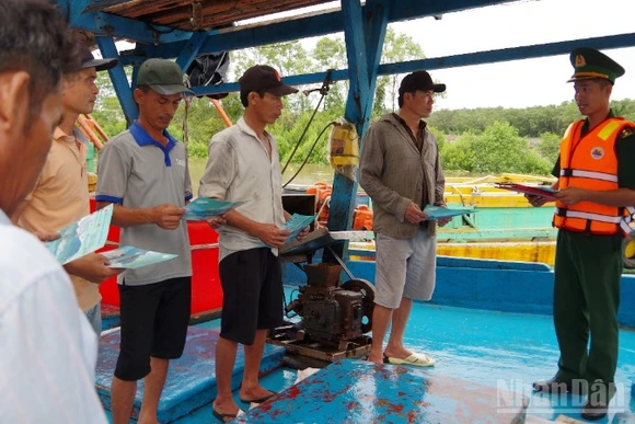Bộ đội Biên phòng Đồng Tháp tuyên truyền về công tác chống khai thác IUU trên địa bàn. (Ảnh: ĐOÀN PHÁT)