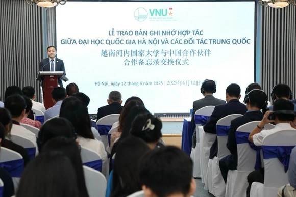 Quang cảnh Lễ trao Bản ghi nhớ hợp tác giữa Đại học Quốc gia Hà Nội và các đối tác Trung Quốc.