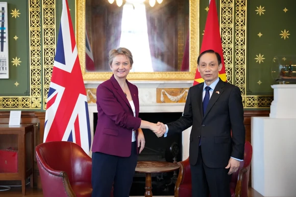 Bộ trưởng Ngoại giao Lê Hoài Trung đã có cuộc gặp với Bộ trưởng Ngoại giao Anh Yvette Cooper tại Trụ sở Bộ Ngoại giao Anh.
