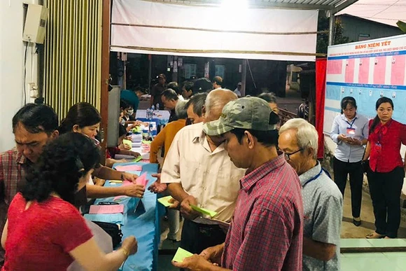 Cử tri phường Cái Vồn, tỉnh Vĩnh Long đi bầu rất sớm. 