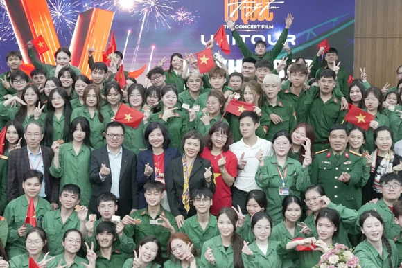 Màu xanh áo lính hòa cùng cờ đỏ sao vàng: Sinh viên Đại học Đại Nam với “Tổ quốc trong tim”