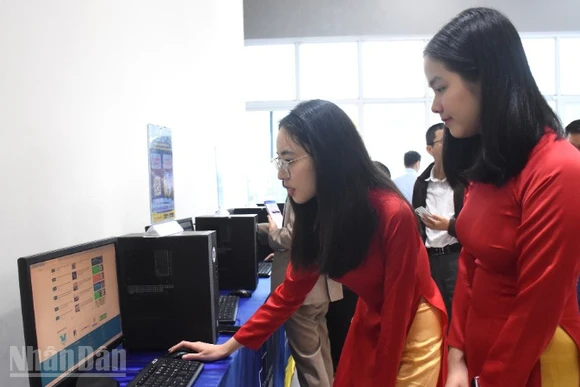 Sinh viên Đà Nẵng trải nghiệm Hệ sinh thái số Digital DUT. (Ảnh: ANH ĐÀO)