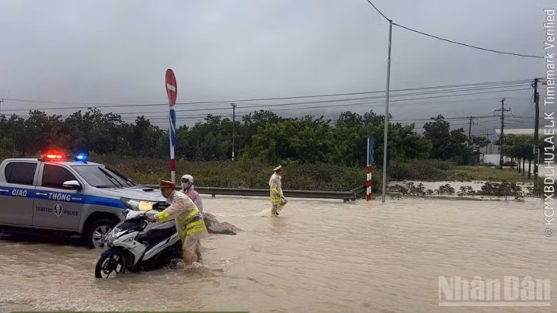 Lực lượng Cảnh sát giao tại Khánh Hòa hỗ trợ người tham gia giao thông trên tuyến Quốc lộ 1.