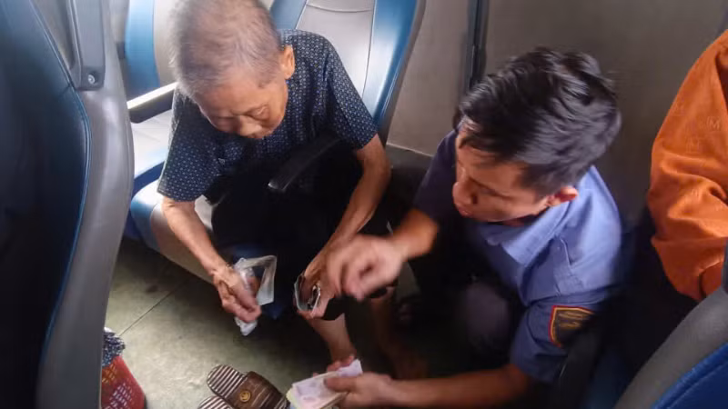 Phát hiện cụ Nguyễn Thị Toàn có biểu hiện đãng trí do tuổi cao, tổ tàu E11 đã kịp thời tiếp cận, thăm hỏi, hỗ trợ và tìm các biện pháp giúp cụ Toàn tìm được thân nhân.
