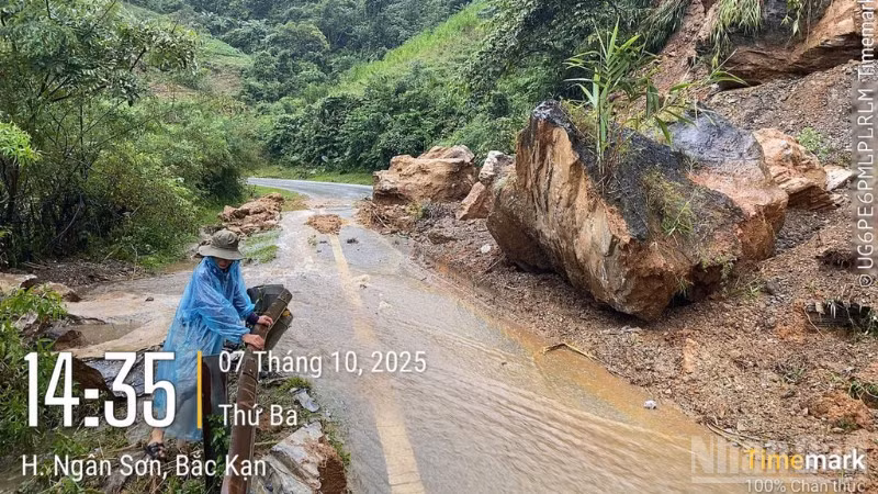 Cơn bão số 11 khiến ta-luy dương sạt lở nghiêm trọng xuống tuyến đường Quốc lộ nối tỉnh Bắc Kạn với tỉnh Cao Bằng.