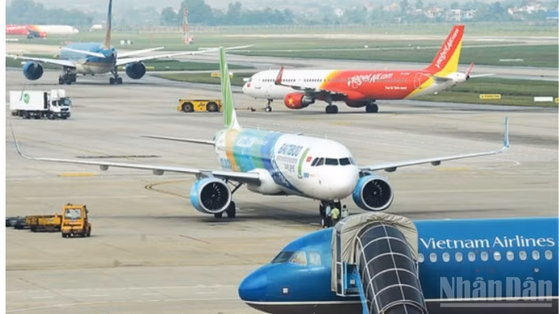 Cục Hàng không Việt Nam yêu cầu các hãng hàng không tăng cường phối hợp, theo dõi chặt chẽ diễn biến bão số 15 để điều chỉnh kế hoạch bay hoặc thay đổi lịch bay phù hợp.