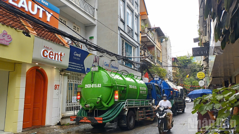 Trưa 6/8, Ban Quản lý Đường sắt đô thị Hà Nội đã dọn sạch phần bùn và nước bị trào lên tại ngõ Núi Trúc trong quá trình thi công.