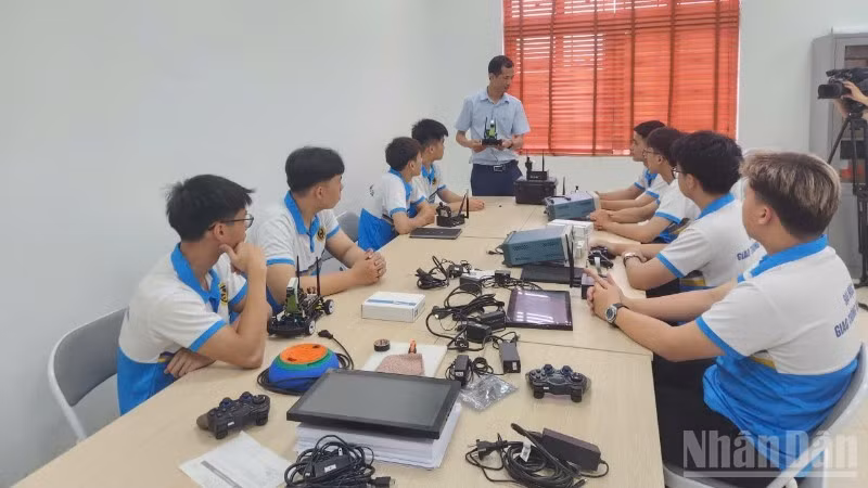 Hình ảnh tại một buổi học thực hành về động cơ điện đường sắt của sinh viên Trường đại học Giao thông Vận tải Hà Nội.
