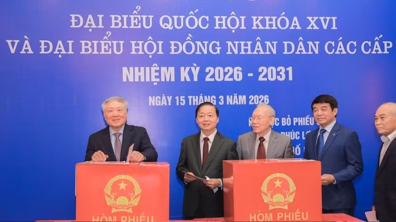 Phó Thủ tướng Thường trực Chính phủ Nguyễn Hòa Bình và Phó Thủ tướng Chính phủ Trần Hồng Hà thực hiện bỏ phiếu bầu cử.