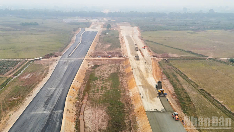 Công trường thi công Dự án đầu tư xây dựng đường Vành đai 4 - Vùng Thủ đô.