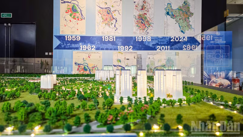 Mô hình tại triển lãm công bố Quy hoạch tổng thể Thủ đô tầm nhìn 100 năm.