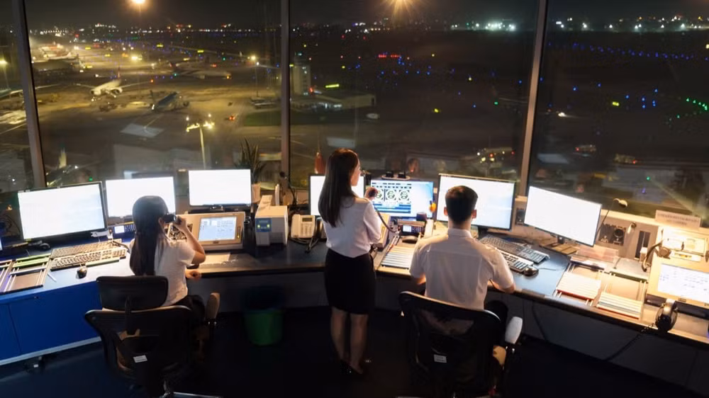 Kíp trực Đài Kiểm soát không lưu Tân Sơn Nhất tổ chức điều hành hoạt động bay, bảo đảm an toàn trong tình huống phát sinh phương tiện bay không người lái. (Nguồn: VATM)