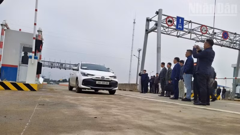 Đoàn công tác Cục Đường bộ Việt Nam bắt đầu thí điểm 1 tháng kể từ chiều 5/1 việc vận hành hệ thống giao thông thông minh tại các dự án cao tốc bắc-nam phía đông.