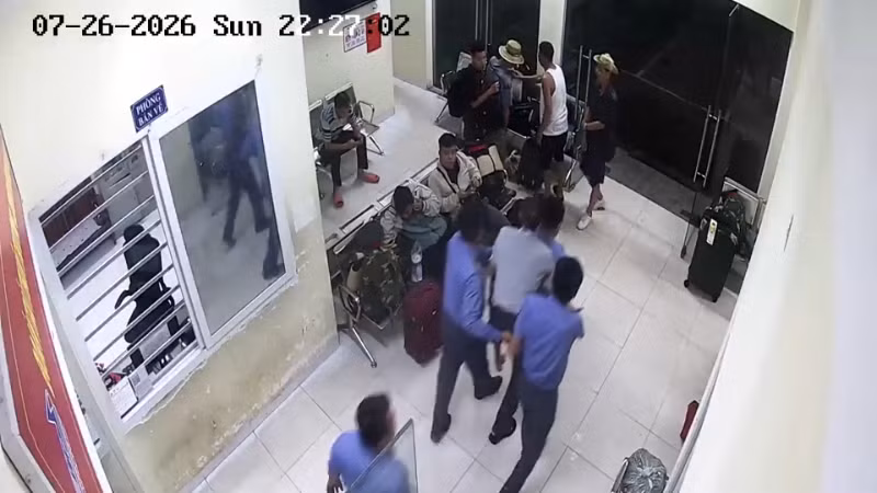Khách suy giảm sức khỏe được nhân viên tổ tàu SE2 kịp thời đưa đi cấp cứu. (Ảnh cắt từ video)