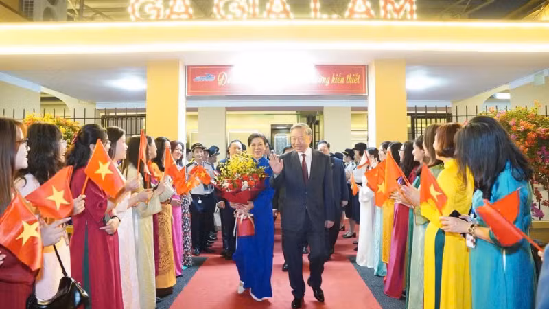 Tổng Bí thư, Chủ tịch nước Tô Lâm và Phu nhân cùng Đoàn đại biểu cấp cao Việt Nam về tới ga Gia Lâm (Hà Nội) sau chuyến thăm thành công tốt đẹp tới Trung Quốc