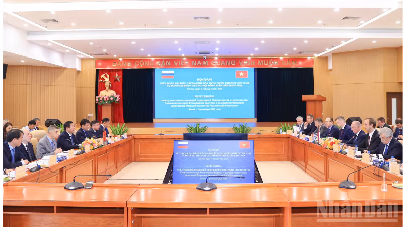 Bộ trưởng Xây dựng Việt Nam Trần Hồng Minh hội đàm cùng Trợ lý Tổng thống, Chủ tịch Hội đồng Biển Liên bang Nga Nikolai Platonovich Patrushev. 