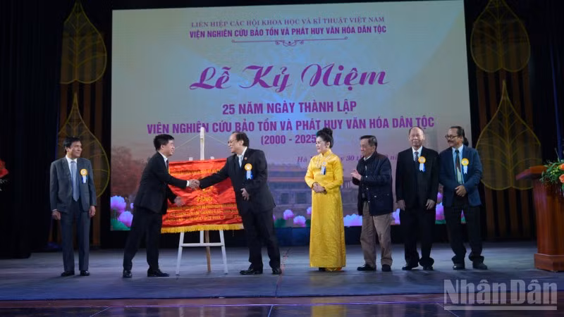 Tổng thư ký Liên hiệp các Hội Khoa học Kỹ thuật Việt Nam trao bức trướng cho Lãnh đạo Viện.