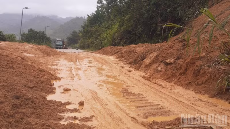 Các điểm bị tắc dù đã được thông đường nhưng nguy cơ tái sạt lở còn rất lớn.