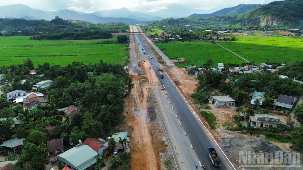 Công trình thi công cao tốc Hòa Liên-Túy Loan được huy động tối đa nhân lực, vật tư để cán đích chào mừng Quốc khánh 2/9.