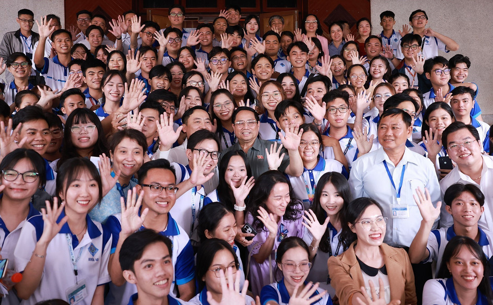 Thủ tướng Phạm Minh Chính và Đoàn đại biểu chụp ảnh lưu niệm với thế hệ trẻ Cần Thơ sau buổi tiếp xúc cử tri. (Ảnh: Dương Giang/TTXVN) vna-potal-thu-tuong-tiep-xuc-cu-tri-thanh-pho-can-tho-sau-ky-hop-thu-chin-quoc-hoi-khoa-xv-8146583.jpg